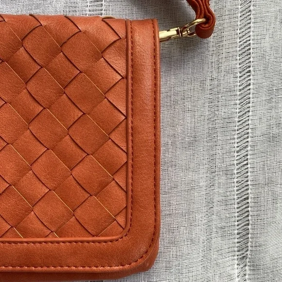 Urban Expressions NWOT orange woven vegan shoulder bag. - Picture 3 of 12